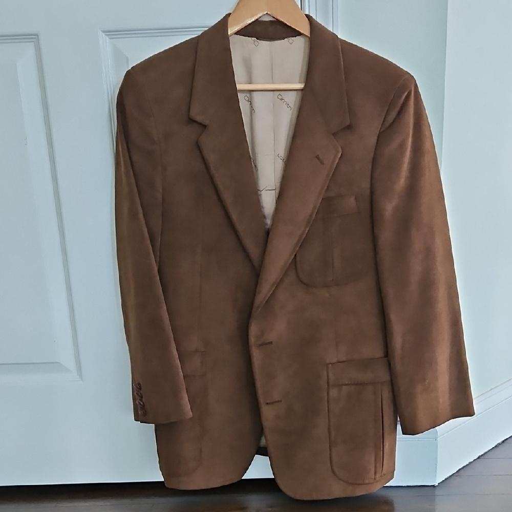 Classic Brown Sport Coat with Notched Lapels and Structured Shoulders